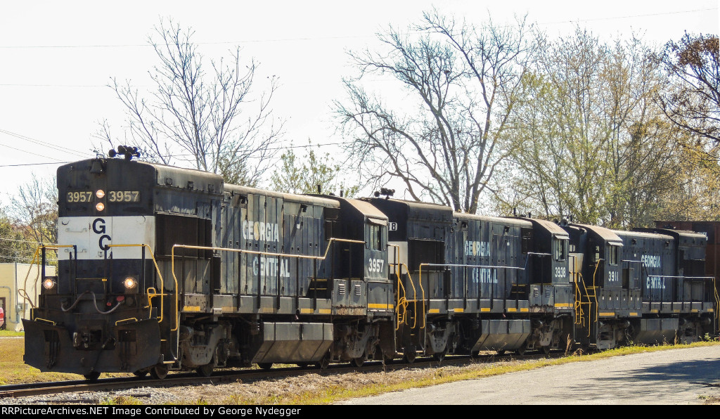 GC 3957, 3938 & 3911 / U23B's leading a mixed freight train
